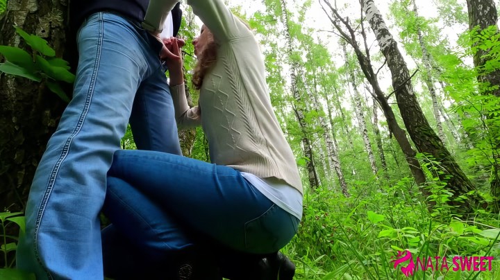 Русские парни жарят шашлык и молодых подруг на пикнике - секс порно видео